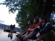 Prag vom Fluss und drei Italiener blicken in die Zukunft