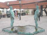 die Statue von dem Künstler David Černý vor dem Kafka-Museum - sie verkörpert das Osten und das Westen (ein bisschen provokativ!)