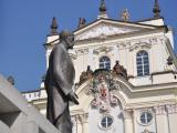 Die Statue von Tomas Garrigue Masaryk - er bewachtet den Eintritt in die Prager Burg 