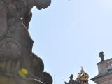 Statuen von Titanen - das Tor, das Sie durchgehen müssen um die Prager Burg zu erreichen